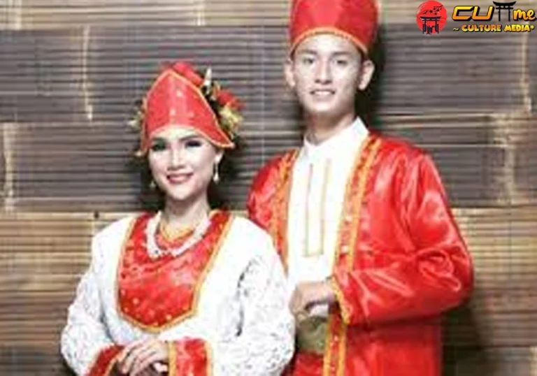 Mantren Lamo: Melestarikan Budaya Tajam 2 Baju Adat